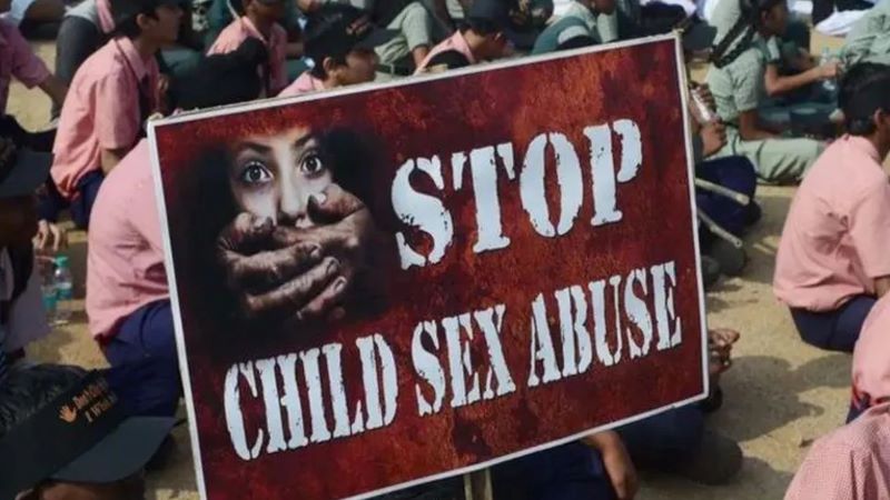 ৬৪ পুরুষের বিরুদ্ধে ধর্ষণের অভিযোগ তরুণীর